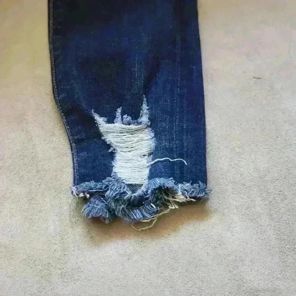 Good American Legs Chewed Jeans - Picture 4 of 7